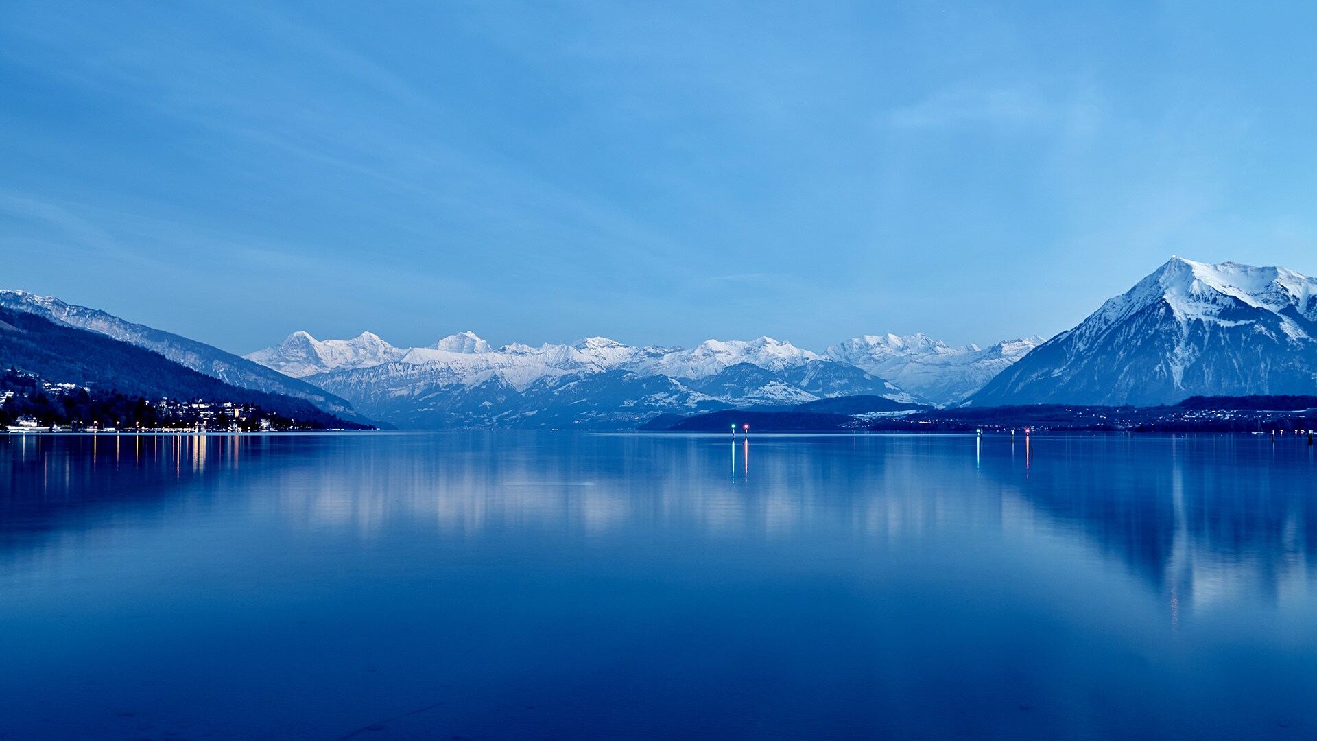 Las carreteras que rodean el lago Ginebra parecen haber sido pintadas especialmente para mejorar la experiencia de conducir por Suiza.