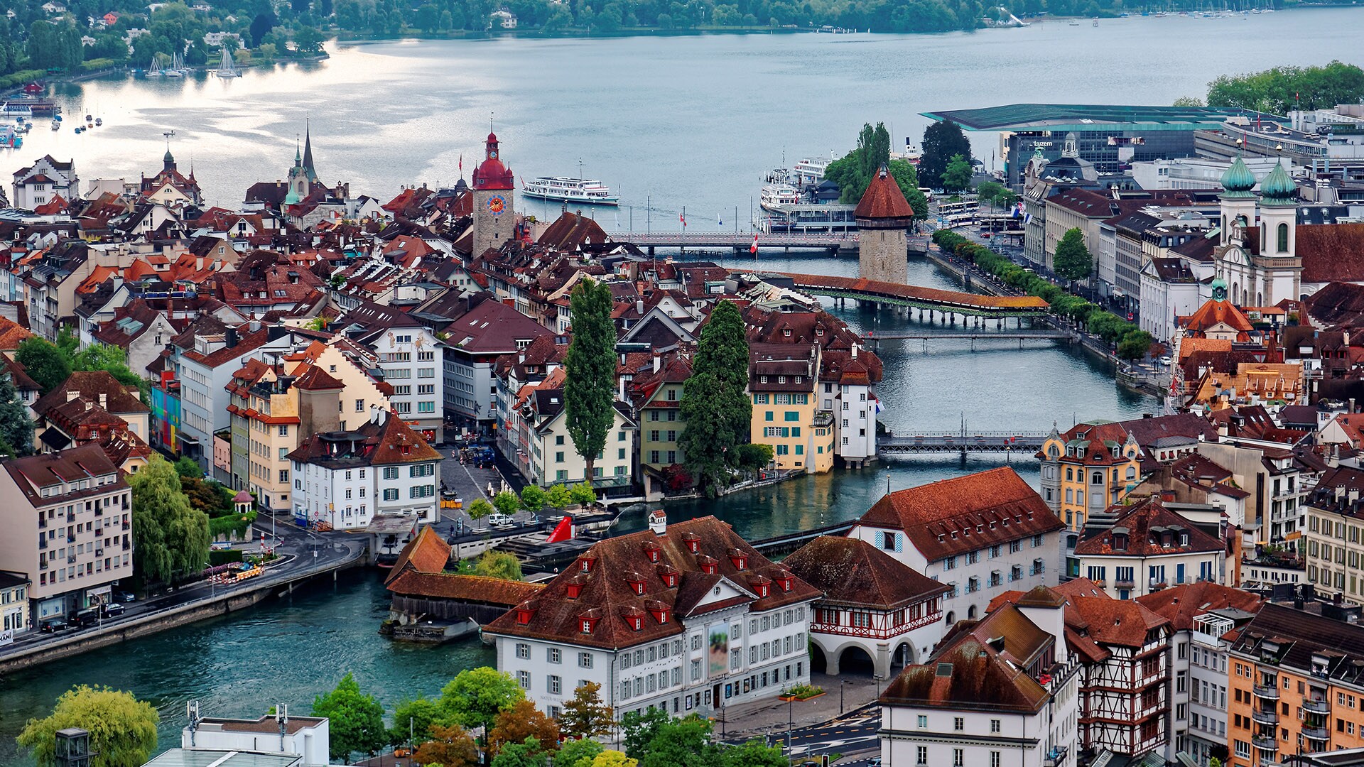 Lucerne on Lake Lucerne is the starting and the finishing point for the Grand Tour of Switzerland car trip. On your way to Andermatt, you should definitely leave enough time to have a scrumptious meal in Vitznau.