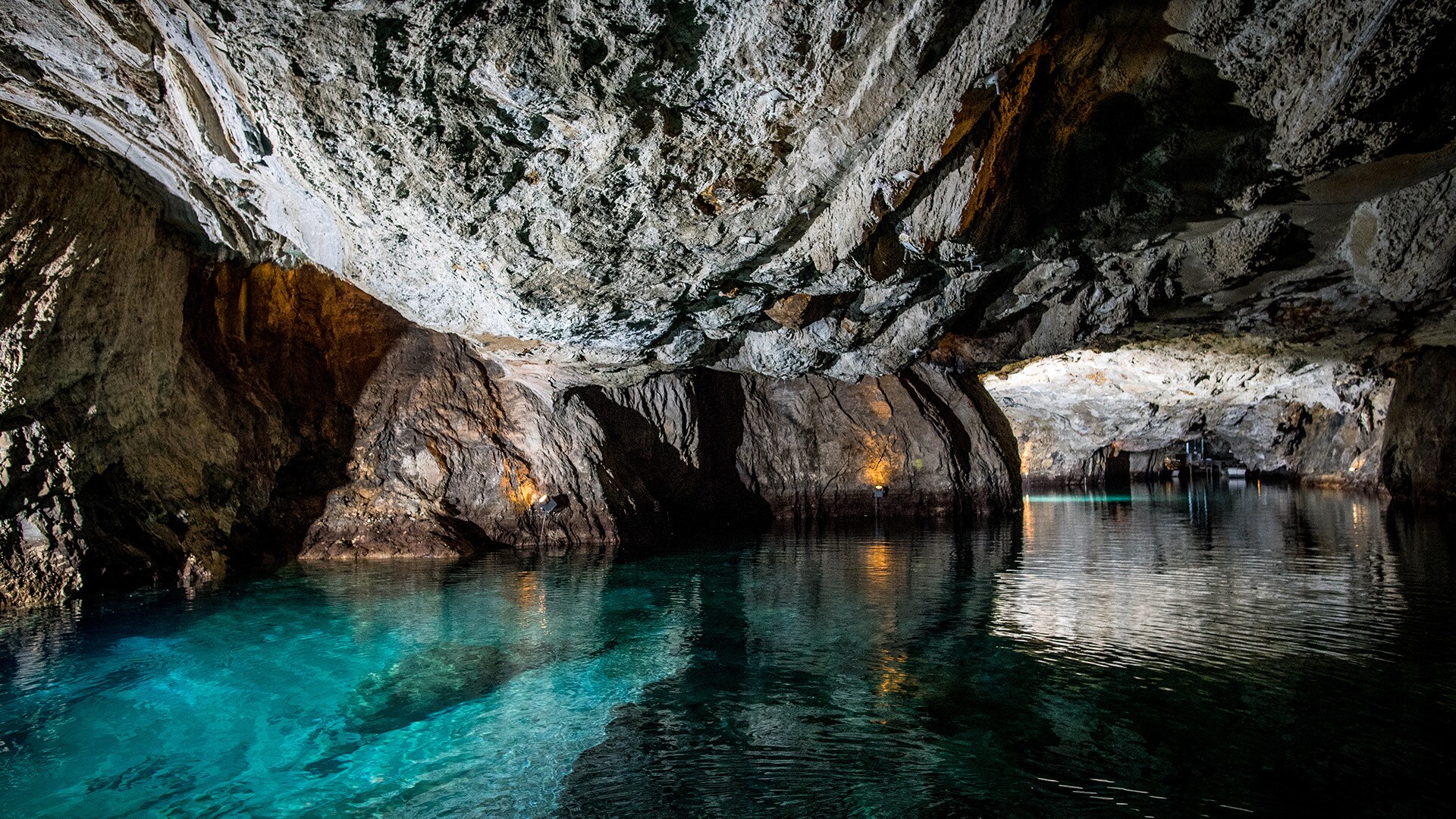 Aparcamos el coche y nos subimos a un barco: entre Sion y Sierre está el Lac Souterrain, el mayor lago subterráneo que podemos ver en nuestros viajes por Europa.