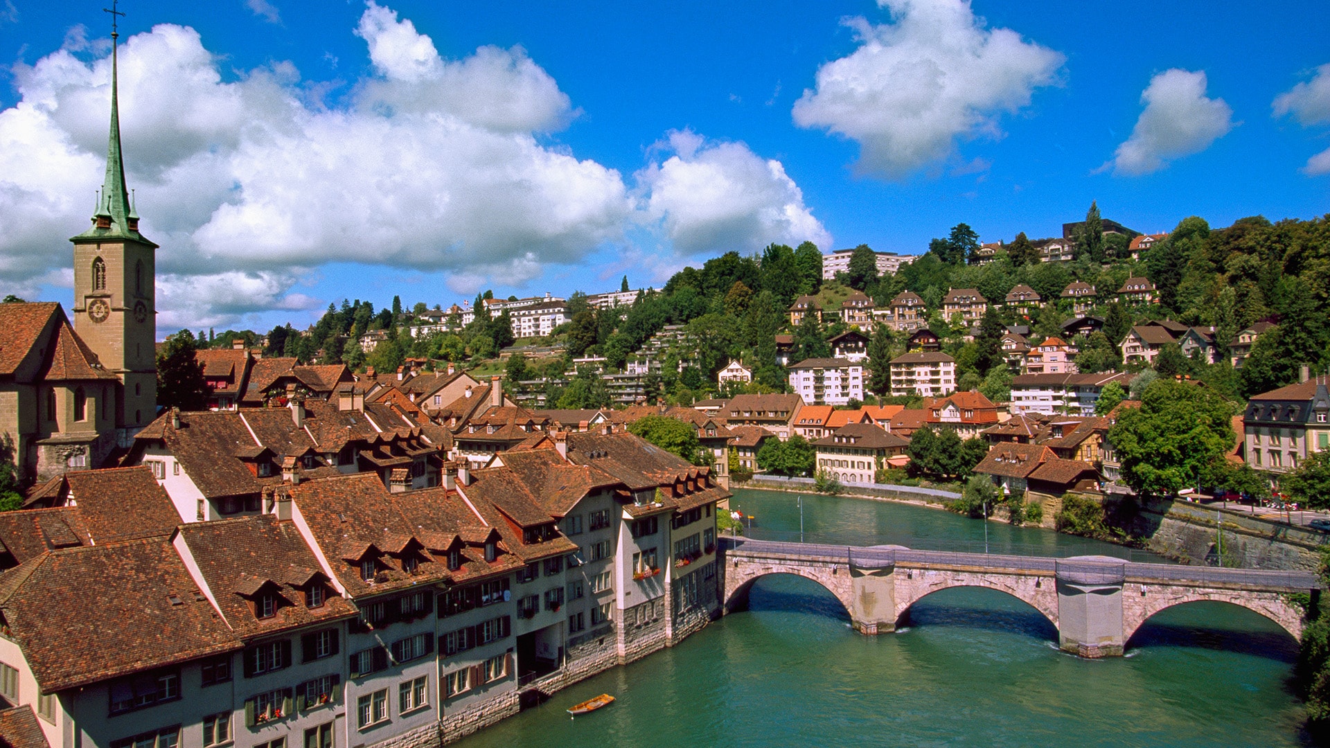 En Suiza lugares turísticos no faltan: el casco antiguo de Berna merece desde luego una visita. Refréscate después del viaje con un baño rápido en el gélido río Aare.
