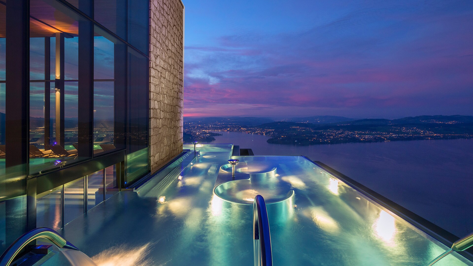 ¡Qué vistas! Para cerrar el Grand Tour Suiza de 5 días podrás disfrutar como recompensa de un baño en la piscina del lujoso Bürgenstock Resort.