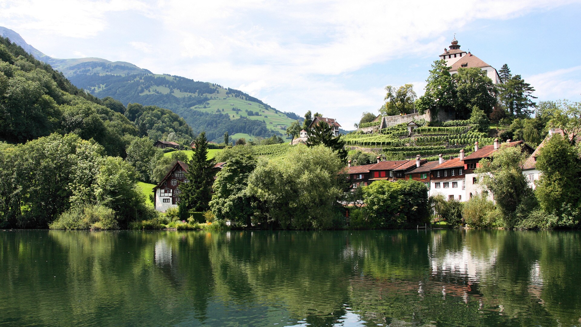 Ya que hablamos de los palacios y castillos de Suiza: de camino a St. Moritz desde Zúrich pasarás por maravillas como el idílico castillo de Werdenberg.