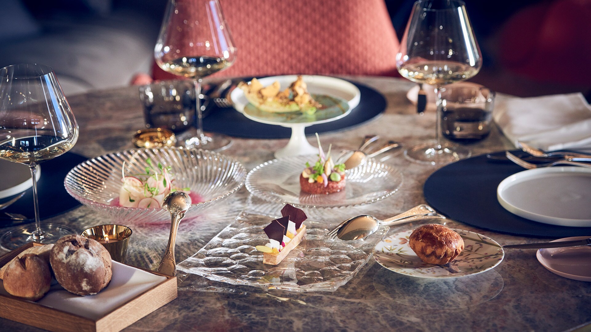 Para cenar, aparcamos en St. Moritz y nos sentamos en una de las mesas del restaurante IGNIV en el Badrutt’s Palace Hotel. La exquisita experiencia gastronómica que ofrece Andreas Caminada, el chef con estrella Michelin, se centra en compartir el tiempo y las propuestas de su menú. Un sitio que visitar en Suiza, sin duda.