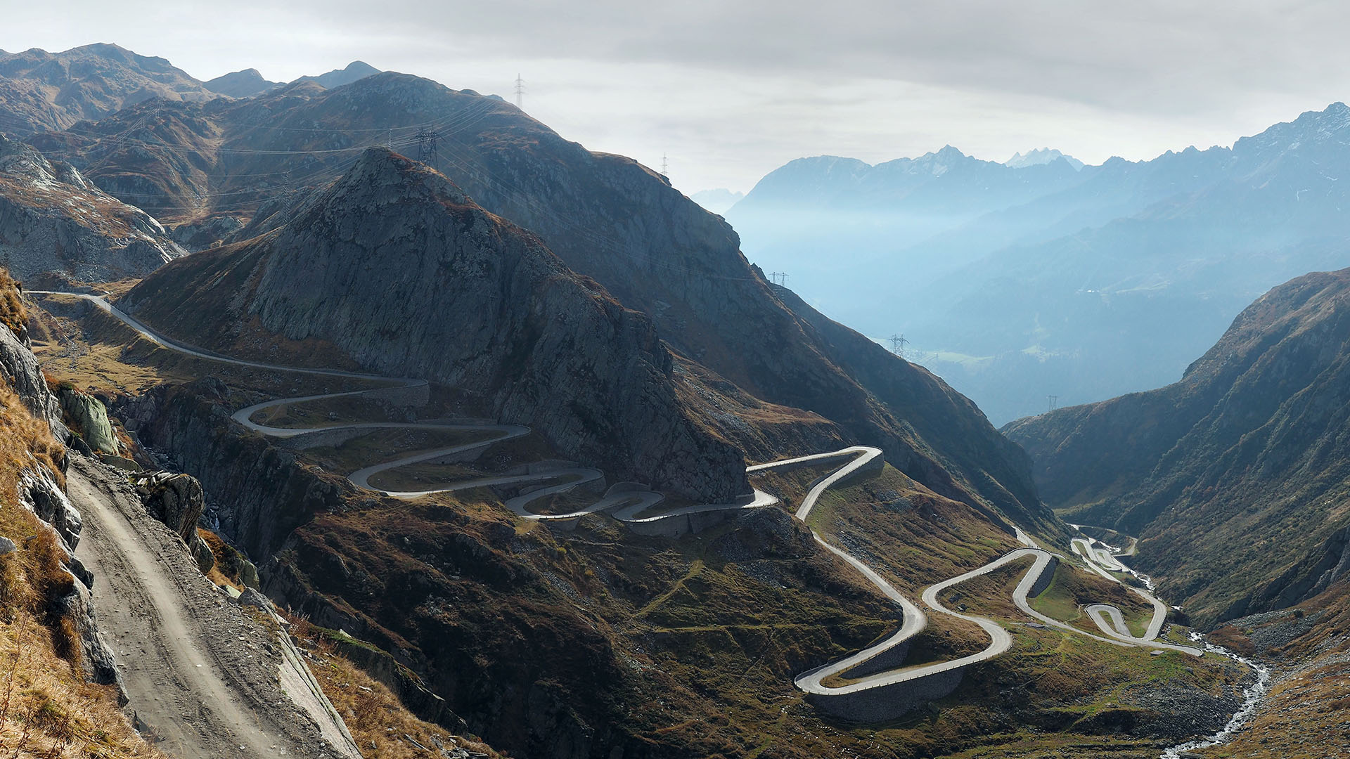Serpenteando por las curvas hacia las palmeras: en esta ruta por Suiza, el camino nos lleva por el Paso de San Bernardino hacia la ciudad de Lugano.