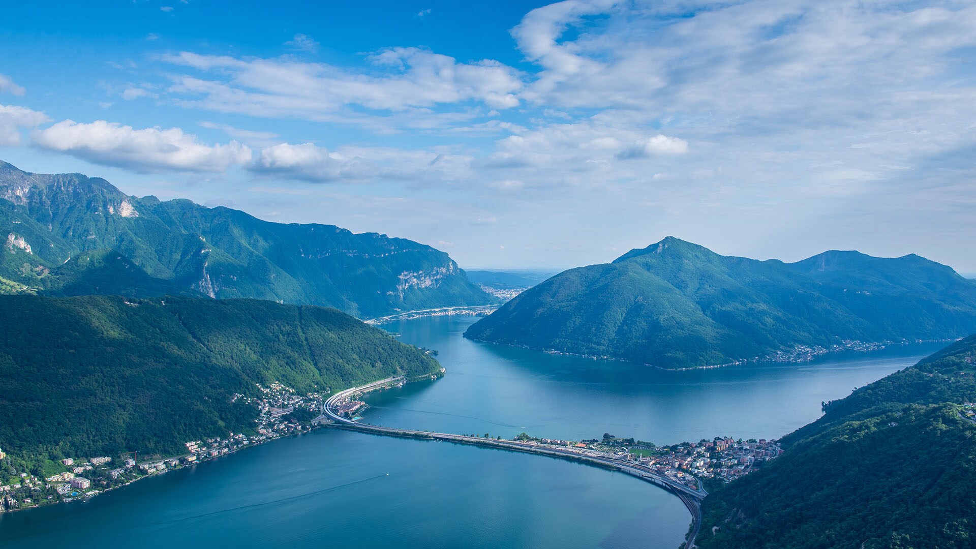 Lugano está en una bahía en la orilla norte del lago que lleva su nombre, cerca del lago Maggiore y rodeada de montañas. Desde las dos montañas principales, Monte San Salvatore y Monte Brè, se puede disfrutar de una hermosa panorámica de la ciudad, el lago y la cordillera que hay detrás.