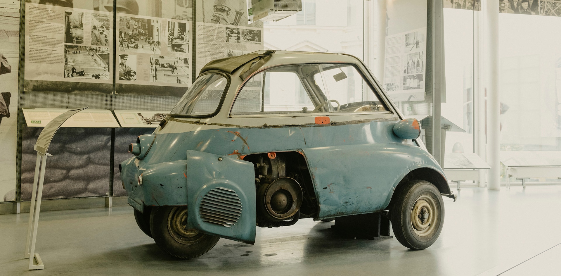 Il padre spirituale: la riproduzione esposta al Museo del muro di Berlino mostra una BMW Isetta, con la quale nove persone furono fatte uscire clandestinamente dalla DDR. Klaus-Günter Jacobi fu il padrino di queste fughe.