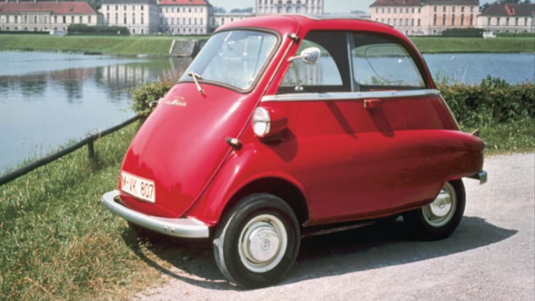 The straightforward and functional design made the Isetta – seen here in front of Nymphenburg palace in Munich – a design icon…