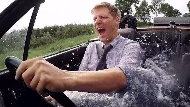 Colin Furze à bord de la BMW Spa Car