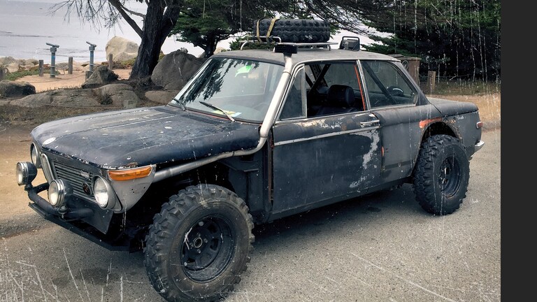 Tout terrain BMW 2002 sur la route