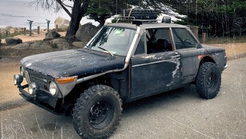 Tout terrain BMW 2002 sur la route