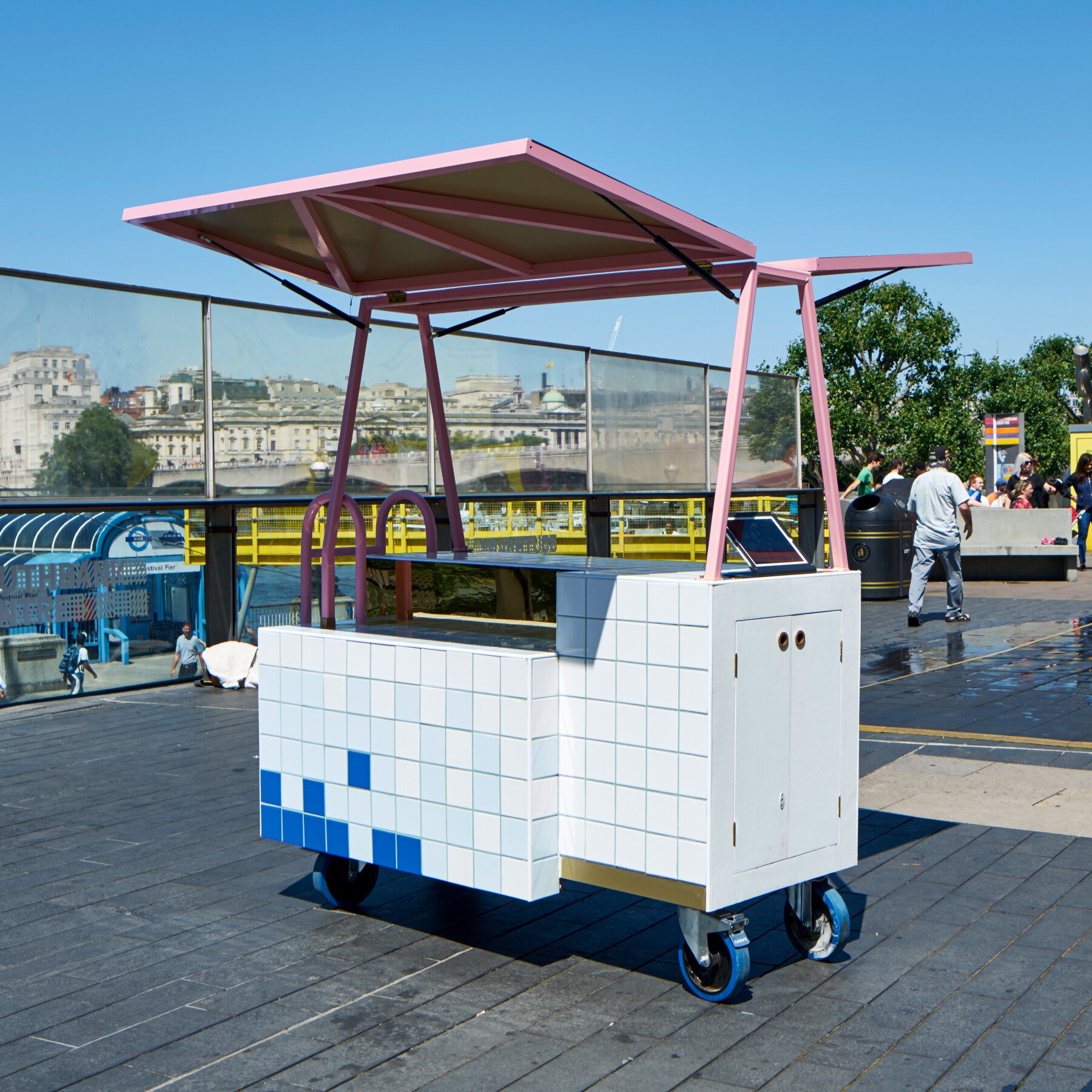 Piscine mobile sur roulettes face à la fontaine