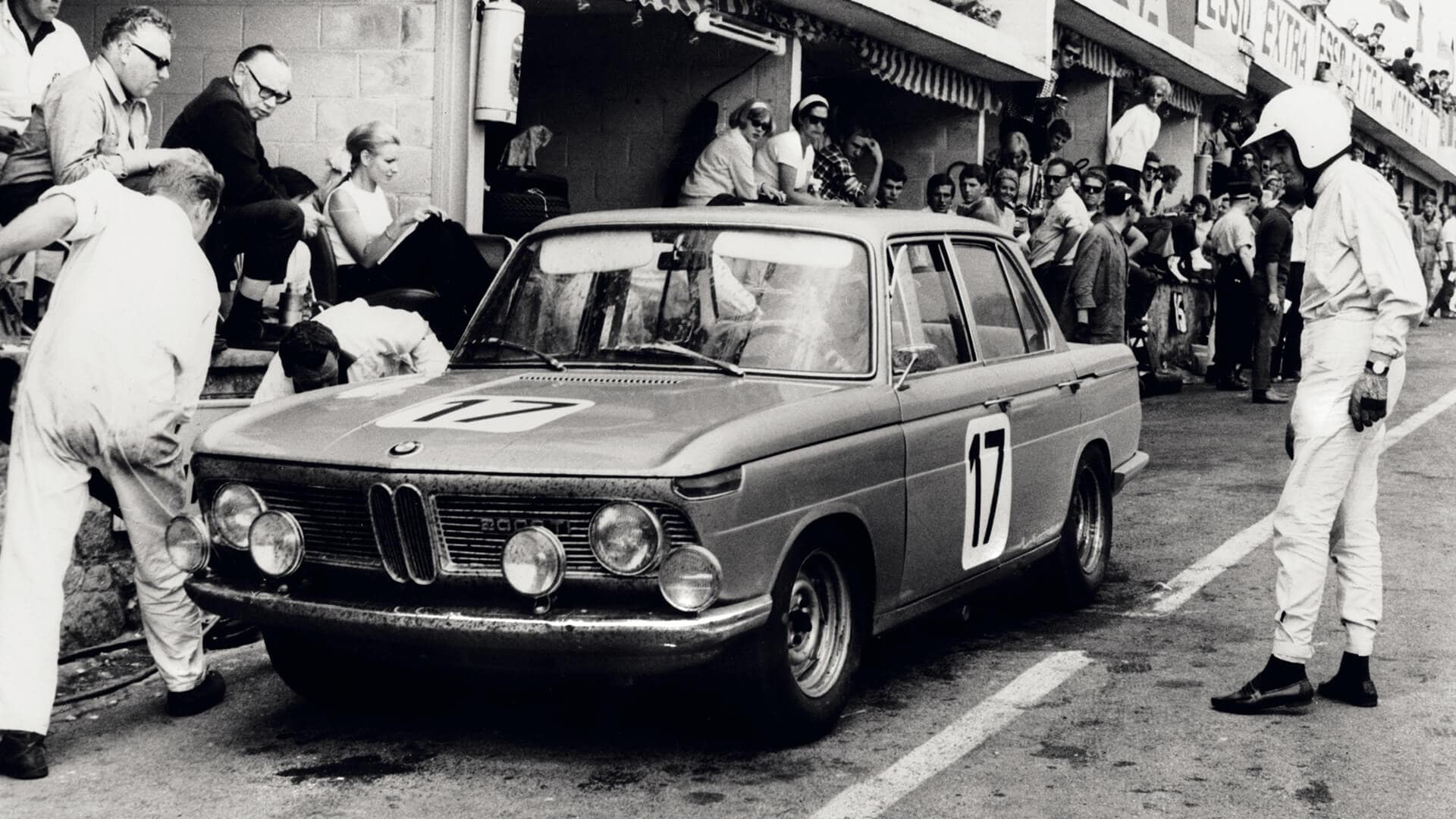 BMWとモータースポーツは切っても切れない関係にあります。1966年にベルギーで開催されたスパ24時間レースのBMW 2000 TI 。