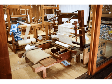 低い位置で作業を行う結城紬の「地機」はその独特の形状と織り方から『鶴の恩返し』のモデルになったといわれている。