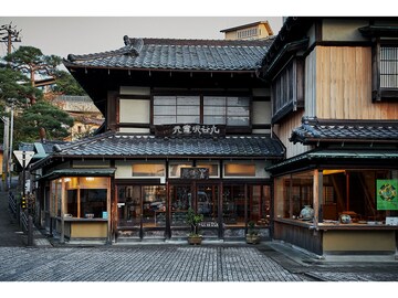 歴史を感じさせる須田菁華窯の店先