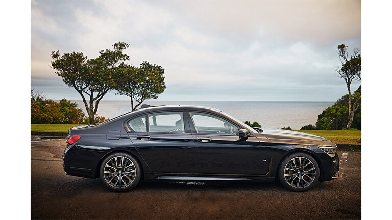 750Li xDrive Excellenceは、ゆとりのあるボディながら、どこから見てもスタイリッシュでエレガント。