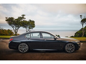 750Li xDrive Excellenceは、ゆとりのあるボディながら、どこから見てもスタイリッシュでエレガント。