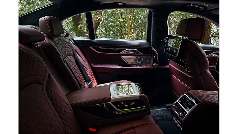 750Li xDrive Excellenceは、ゆとりのあるボディながら、どこから見てもスタイリッシュでエレガント。