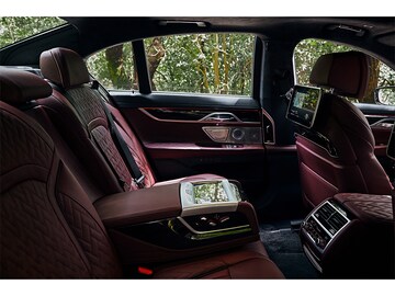 750Li xDrive Excellenceは、ゆとりのあるボディながら、どこから見てもスタイリッシュでエレガント。
