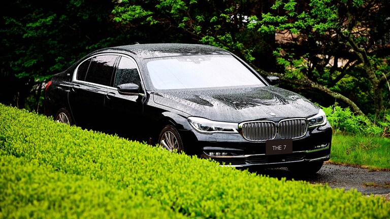 宇治の南、標高500メートルの高原にある童仙房をいくBMW M760Li xDrive。発生する霧が香り高くコクが深い宇治抹茶を育てる。