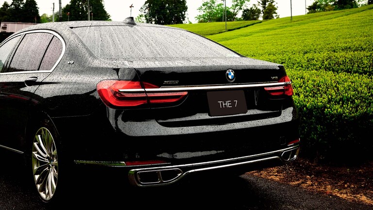 雨の中、茶畑を走っていると車のサイズ感が希薄になりがちだが、M760Li xDriveは比較対象となる人工物がなくてもその存在感が際立つ。