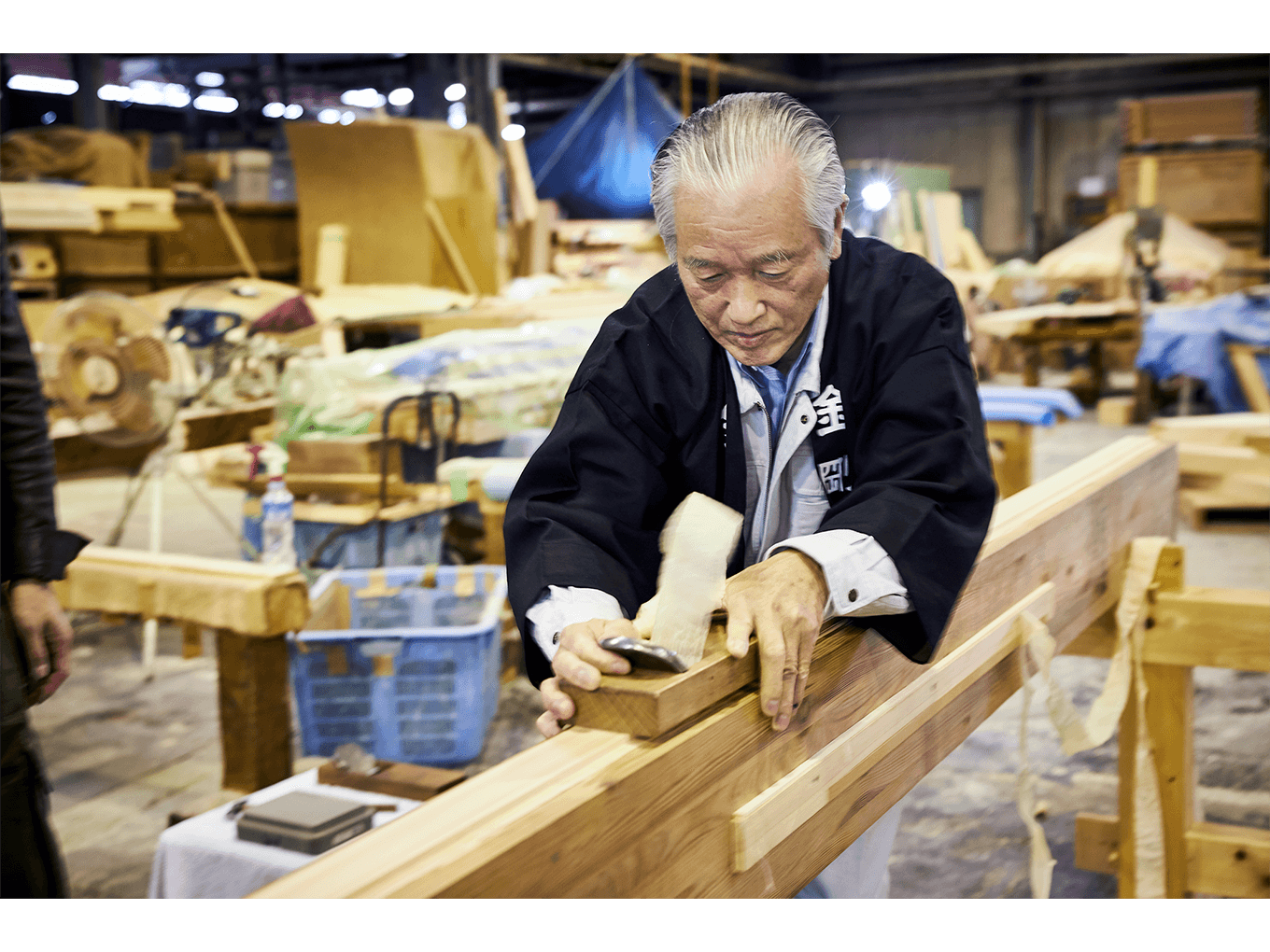 中田英寿が日本を旅する 大阪 聖徳太子の時代から続く 宮大工の技術と思い Bmw Com Japan 中田英寿が日本を旅する 大阪 聖徳太子の時代から続く 宮大工の技術と思い Bmw Com Japan