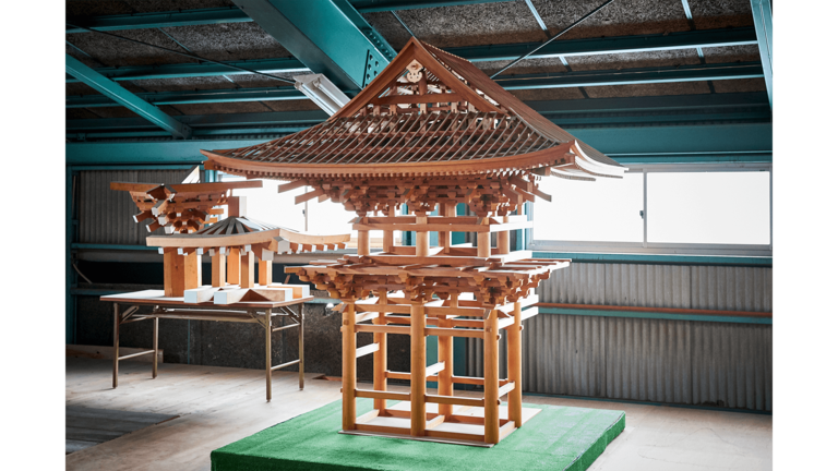 建築をする際には縮小版の模型をつくり、構造のチェックを行うこともある。