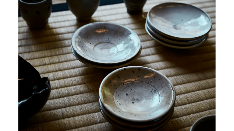 「生活のなかで使ってこそ器」と語る中里太亀さん。