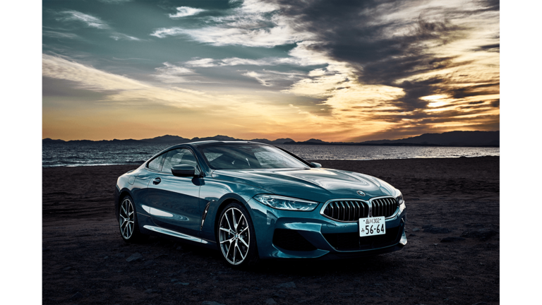 繊細に描かれたラインがBMW M850i xDrive クーペのスポーティなエクステリアを作り上げる。力強く、それでいてエレガント。その美しさに道行くだれもが振り返る。