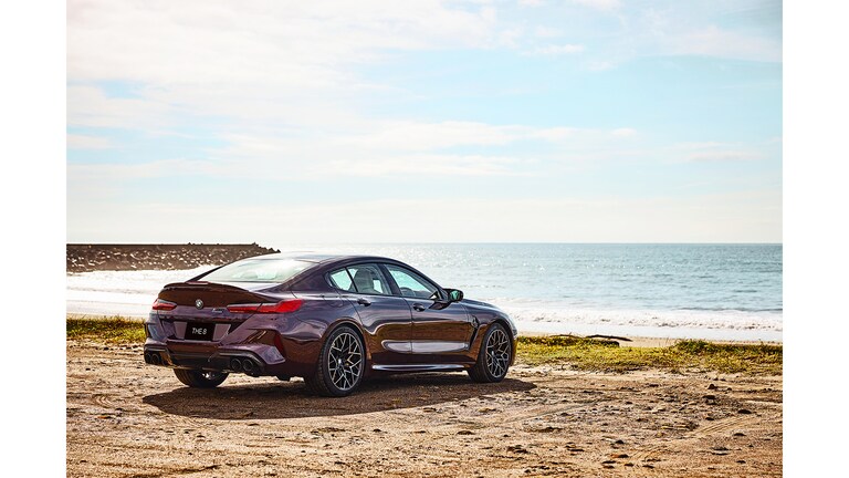 BMW M8 グラン クーペ バッグビュー