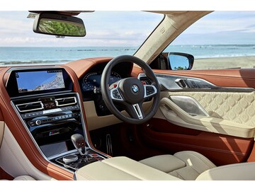BMW M8 グラン クーペ コックピット