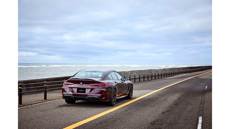 BMW M8 グラン クーペ ドライビング