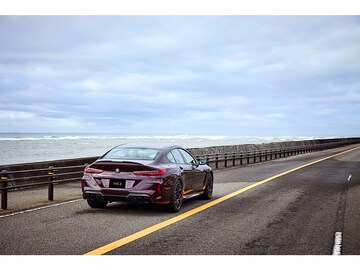 BMW M8 グラン クーペ ドライビング