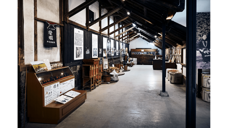 外池酒造店では昔ながらの酒づくりの道具を展示。