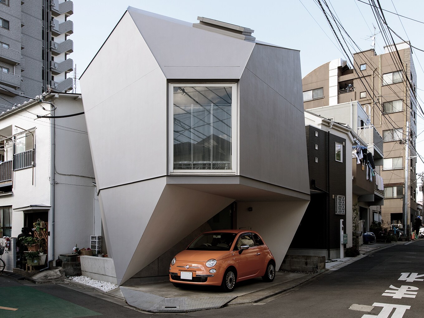 東京の道路に挟まれた未来的なマイクロハウス