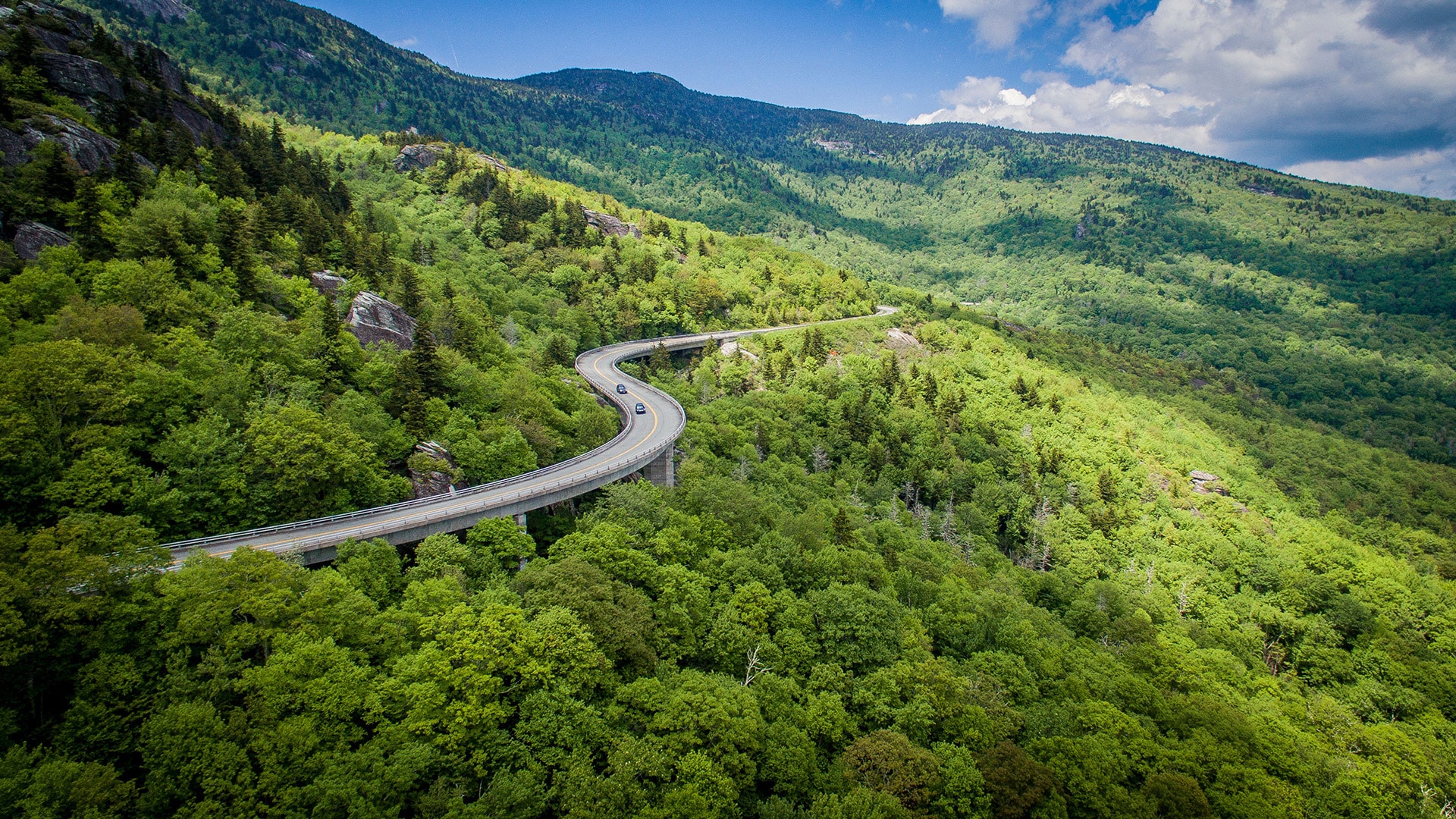 Blue Ridge Parkway: questo viaggio on the road lungo 469 miglia (754 km) collega il Shenandoah National Park in Virginia alle Great Smoky Mountains nella Carolina del Nord. In questo piacevole viaggio on the road sulla East Coast, scoprirete il Mount Mitchell, la vetta più alta degli Stati Uniti orientali, così come le Whitewater Falls, le cascate più alte ad est delle Montagne Rocciose. Ma queste sono solo alcune delle tante attrazioni della Carolina del Sud. 