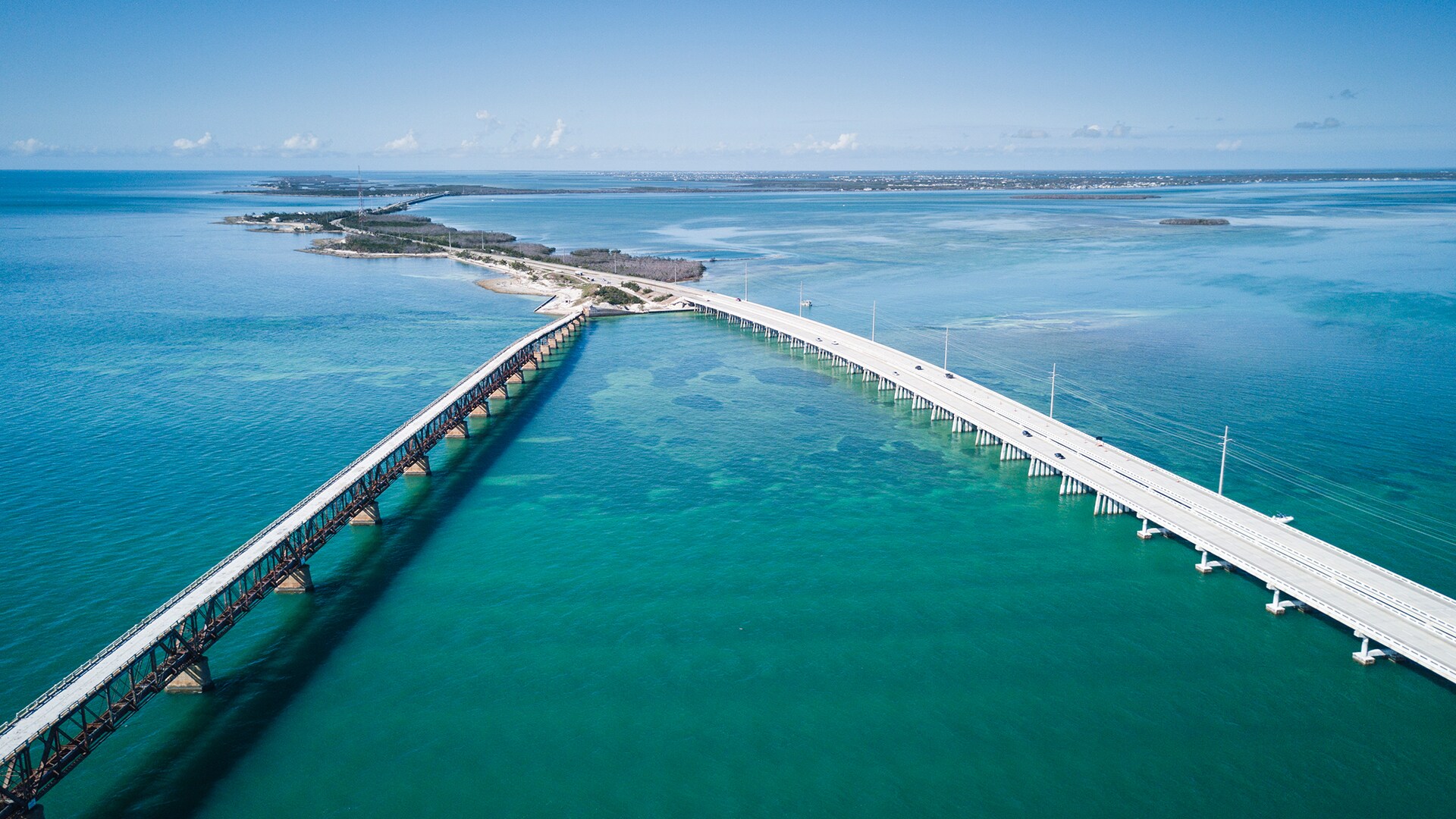 La Overseas Highway, da Miami a Key West: salite a bordo di una cabriolet e partite! Tra gli itinerari stradali negli Stati Uniti, questo è lungo solo 150 miglia (241 km), parte da Miami e attraversa le Florida Keys sulla Route 1, fino a Key West. Questo viaggio in macchina vi porta a scoprire le panoramiche isole Keys e il Seven Mile Bridge, che è solo uno dei 42 ponti che attraverserete.