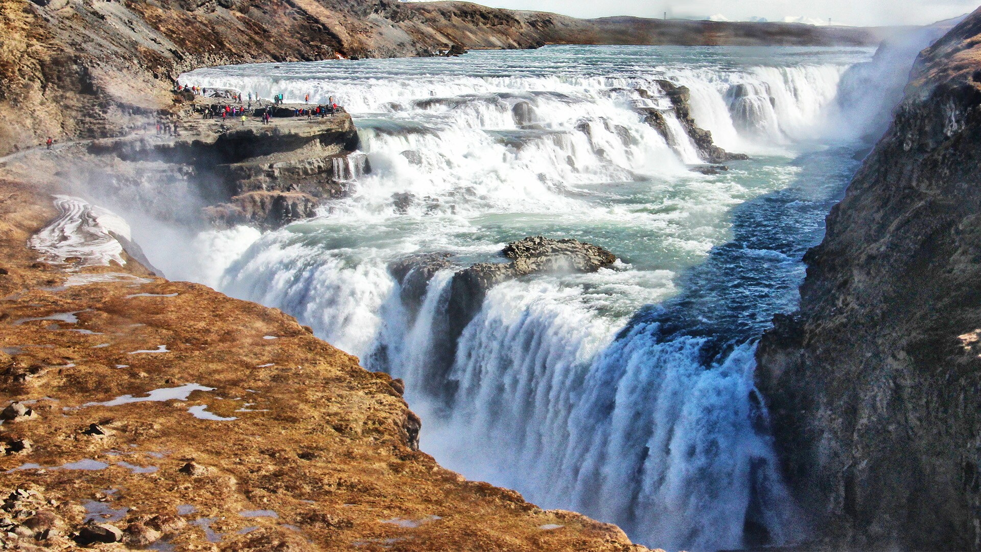 Ruta Islandia: el Golden Circle, Islandia: «Gullni hringurinn», así es como llaman los lugareños al más popular de los circuitos por Islandia. Este trayecto repleto de vistas panorámicas conecta entre sí tres lugares espectaculares. El tour del Círculo Dorado empieza al sudeste de Reykyavik hacia Selfoss, luego se dirige al norte hacia la zona de los géiseres y la catarata de Gullfoss y termina hacia el oeste, el Parque Nacional de Thingvellir, antes de volver a la capital. Si prefieres un itinerario más tranquilo para disfrutar del sobrecogedor paisaje islandés, deberías evitar la temporada alta en julio y agosto.
