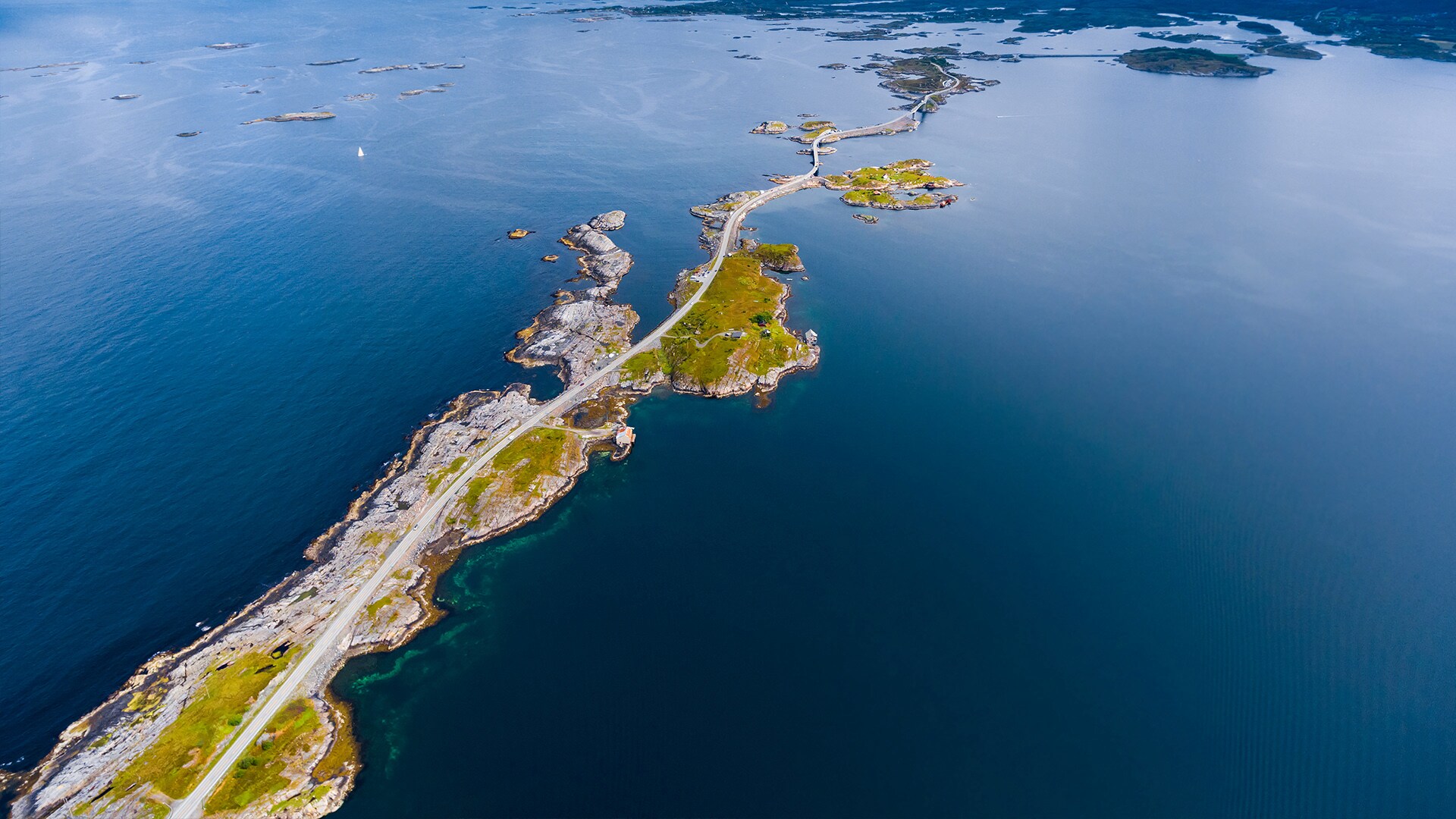 Trollstigen y la ruta atlántica de Noruega. Desde el valle de Isterdalen y con 11 curvas totalmente cerradas, la carretera de montaña Trollstigen asciende hacia el puerto de Stigrøra. A mitad de camino, encontrarás un puente de piedra natural sobre la impresionante catarata de Stigfossen. Trollstigen solo está abierto en verano y se puede recorrer desde el final de mayo hasta noviembre. Tras ascender a esas inmensas alturas, puedes seguir la E136 hacia la ruta atlántica, una de las más bellas del mundo. Tiene unos 8 km y atraviesa 8 puentes, junto a islas, islotes y escollos desde Bud hasta Kristiansund.