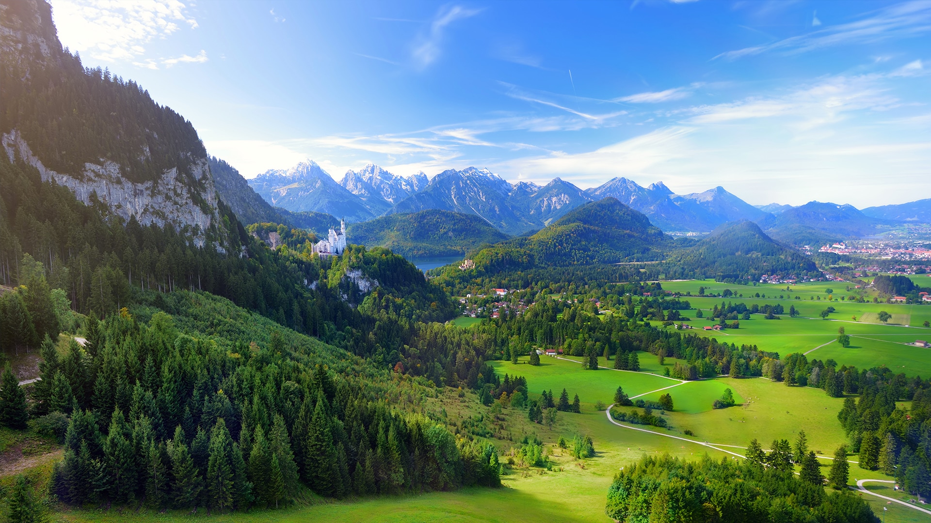 La ruta romántica, Alemania: 29 puntos a lo largo de 486 km: en la ruta romántica, que va de Wurzburgo a Füssen, en la región de Algovia, hay innumerables lugares dignos de aparecer en una postal. Este itinerario, ideal para los viajeros más incondicionales, atraviesa ciudades medievales como Rothenburg ob der Tauber o Dinkelsbühl, la Wieskirche (una famosa iglesia, destino de peregrinaciones) en Pfaffenwinkel y uno de los más maravillosos castillos de Alemania: Neuschwanstein.