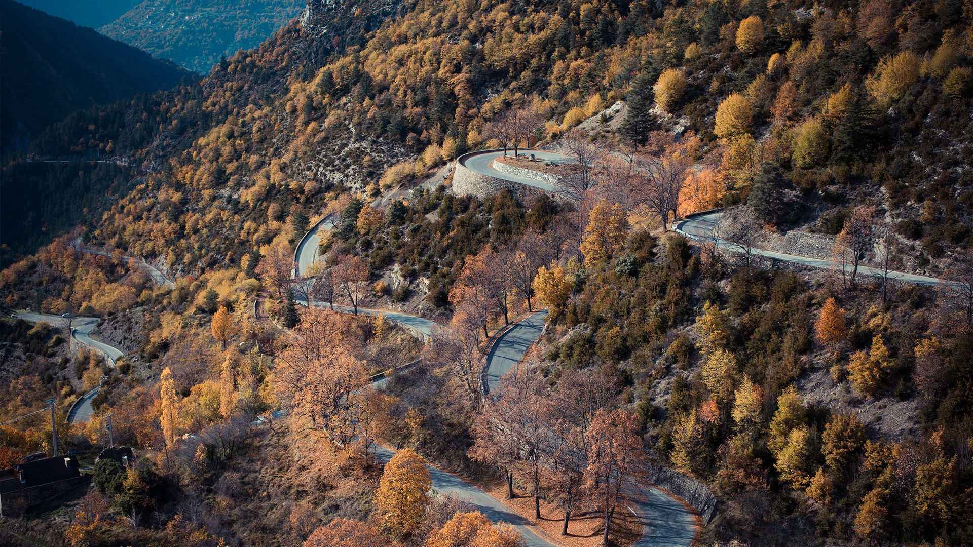 Rutas por Francia – Col de Turini: El puerto de montaña de Col de Turini está a 1.607 m de altitud y conecta Lantosque y Sospel, en los Alpes Marítimos franceses. Este tramo de carretera es una de las rutas en coche por Francia más emocionantes y complejas. Por algo forma parte del famoso Rally de Montecarlo. Las curvas sinuosas y los giros cerrados se van acumulando a medida que transcurren los kilómetros. Si quieres viajar en coche por Francia (al menos por esta parte), debes controlar tu vehículo por completo. Si lo consigues, disfrutarás de la pura satisfacción de conducir y de unas vistas inolvidables.