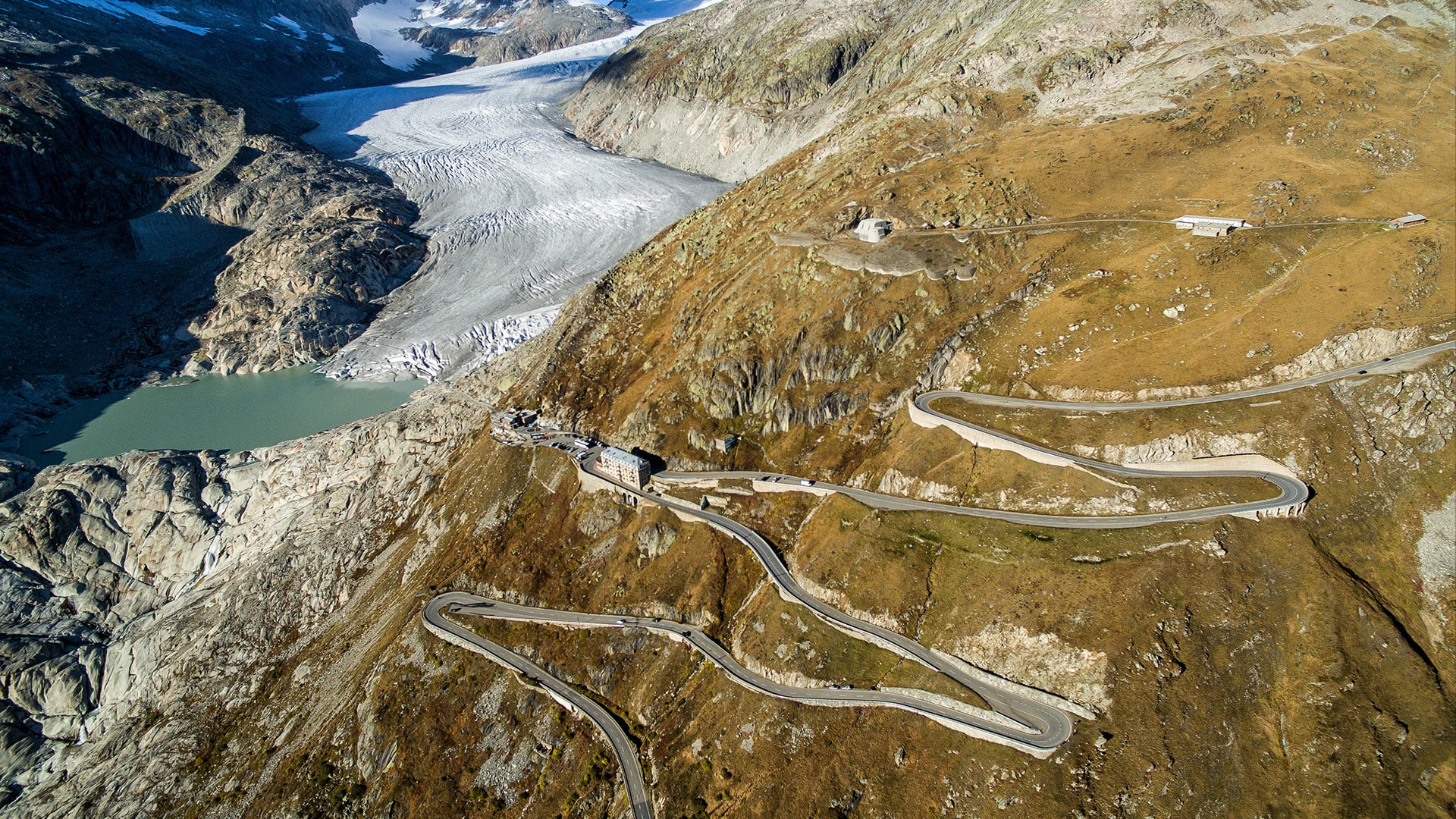 Del Klausenpass al Furkapass: Las carreteras de montaña suizas son de las más bellas de Europa. ¿Por qué no visitar dos de las más importantes de una sentada? Algunas escenas de la legendaria película de James Bond «Goldfinger» se filmaron en el emblemático Furkapass. No hay que ser ningún agente secreto para dominar la ruta de 42 km con 30 curvas extremas que va de Ulrichen a Andermatt, pero sí hay que ser buen piloto. Lo mismo se aplica al Klausenpass. Ir mirando a la carretera, totalmente concentrado, es obligatorio en este itinerario de 47 km entre montañas y valles y con 34 curvas complicadas.
