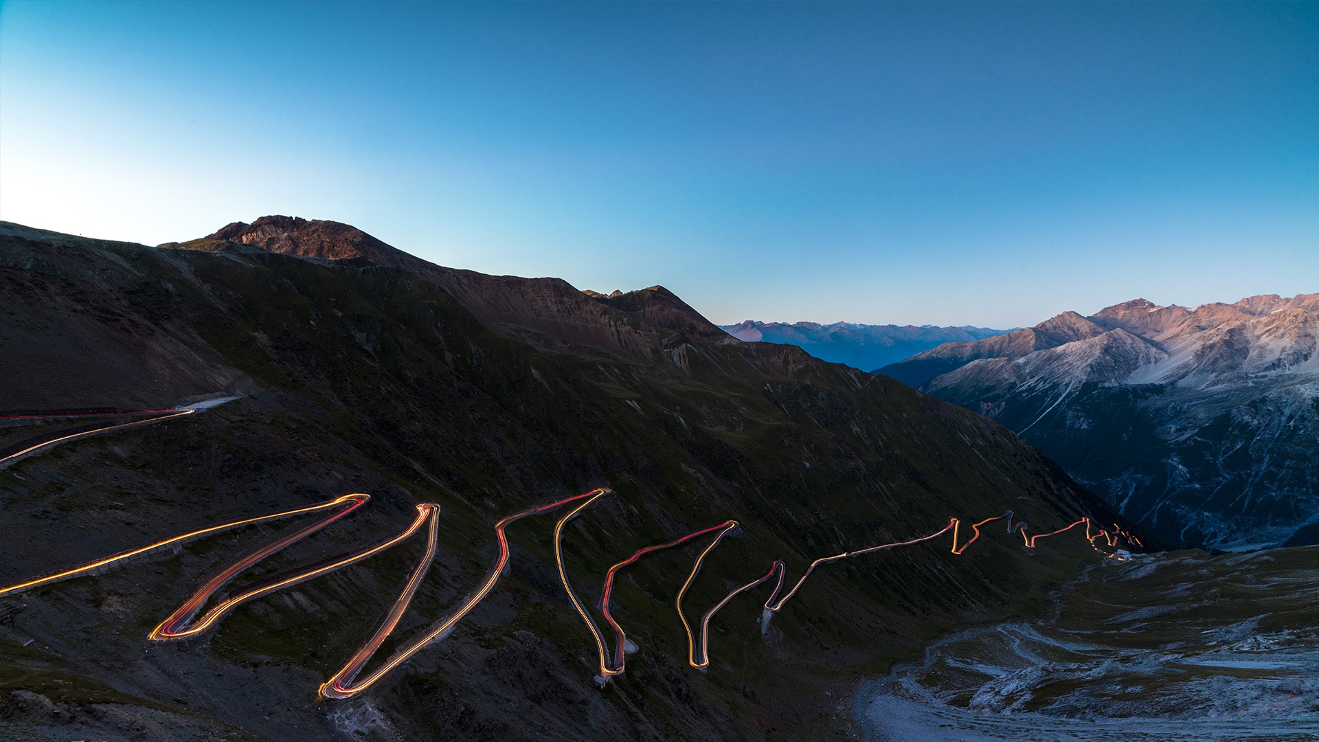 Ruta por Italia, el Paso de Stelvio: El Paso de Stelvio también recibe el nombre de «la reina de las carreteras de montaña». Y esta ruta por el puerto de montaña a mayor altitud del país es toda una joya: te aguardan 63 curvas cerradas y una pendiente máxima del 12 %. En este viaje por Italia, la valentía y la adrenalina se recompensan con unas vistas magníficas, pero solo los conductores más capaces se atreven con este itinerario legendario, al que solo se puede acceder entre mayo y noviembre.