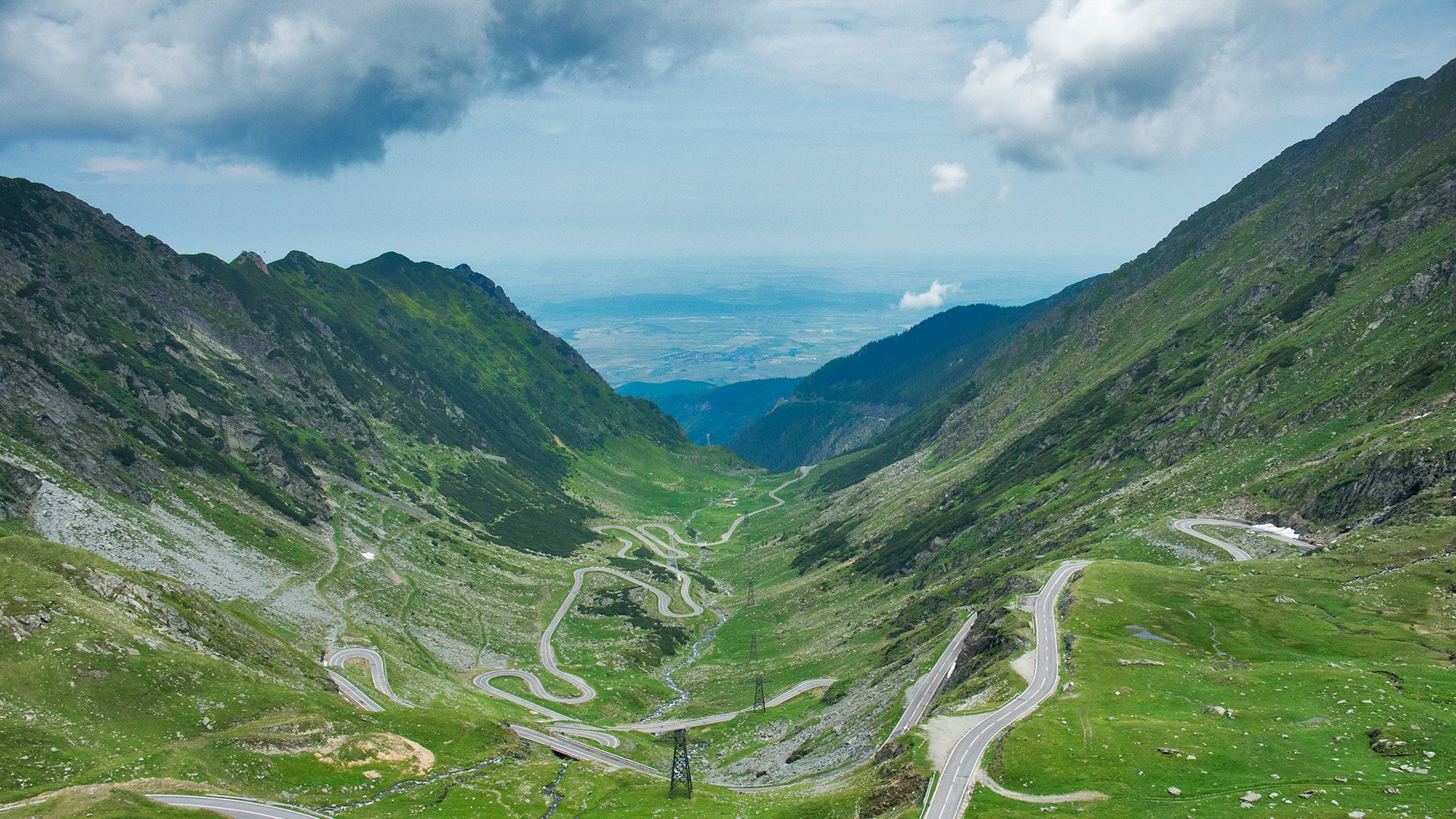 Recorre la Transfăgărășan: El secreto de una de las rutas más bellas de Europa está oculto entre los Cárpatos meridionales, en Rumanía. La carretera Transfăgărășan solo es accesible durante cuatro meses al año, desde julio hasta octubre. La ruta forma parte de la carretera nacional DN7C y, con sus 2.042 m, es uno de los pasos a mayor altitud de los Cárpatos. Cuenta con múltiples túneles, pendientes arriesgadas, curvas imposibles y vistas sobrecogedoras, como el pantano de Vidraru o el Balea Lac, con su hermosa catarata: en este viaje de unos 100 km podrás ver de todo (menos vampiros).
