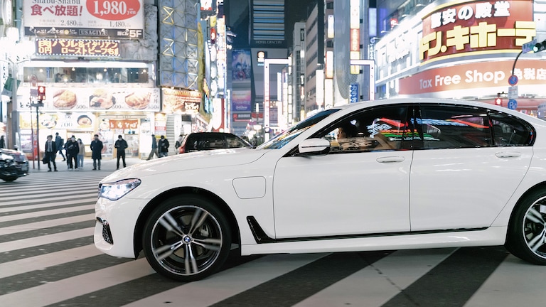 On the road in Tokyo with the BMW 7 Series PHEV | BMW.com