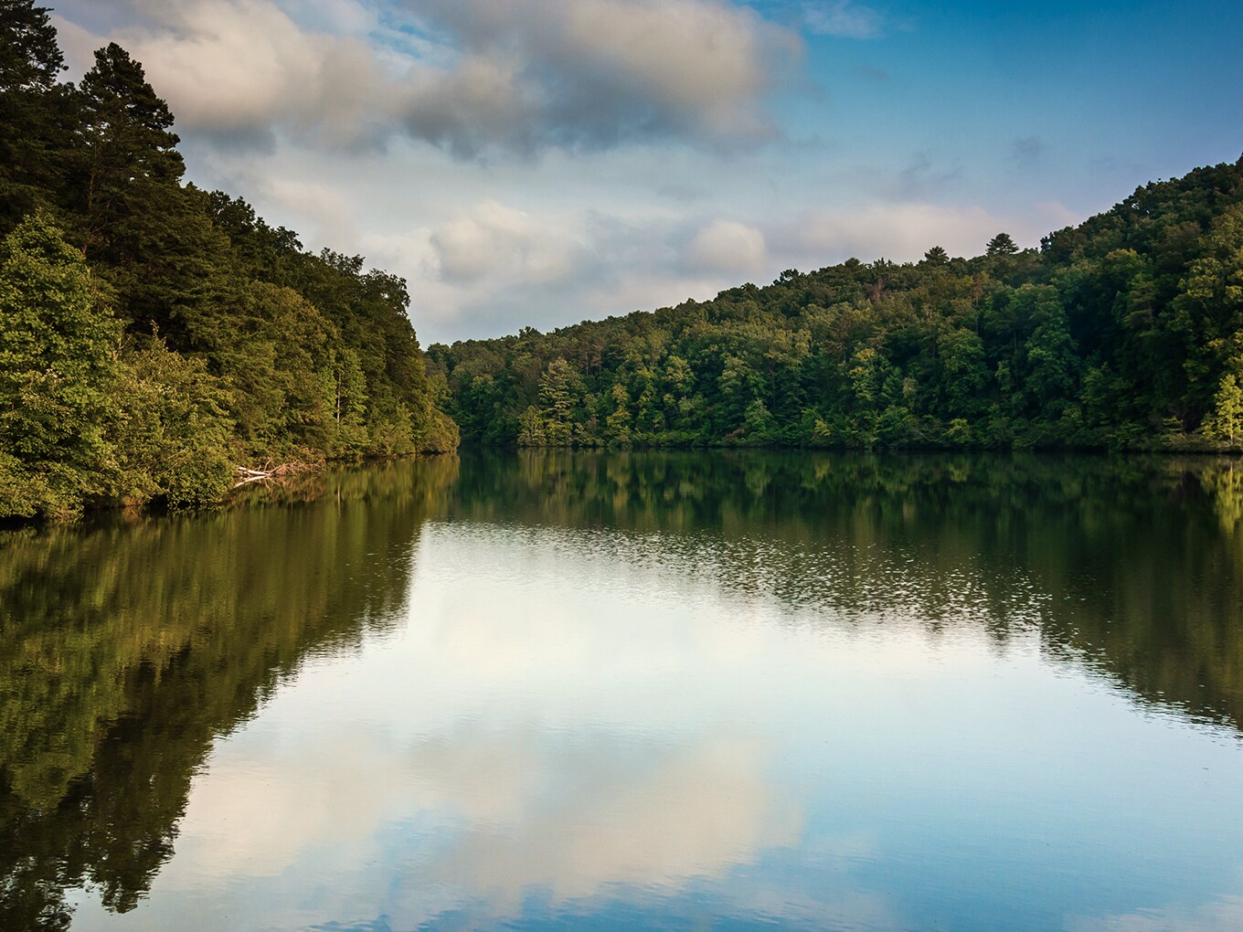 En medio del Parque estatal Table Rock se encuentra el idílico lago Oolenoy.