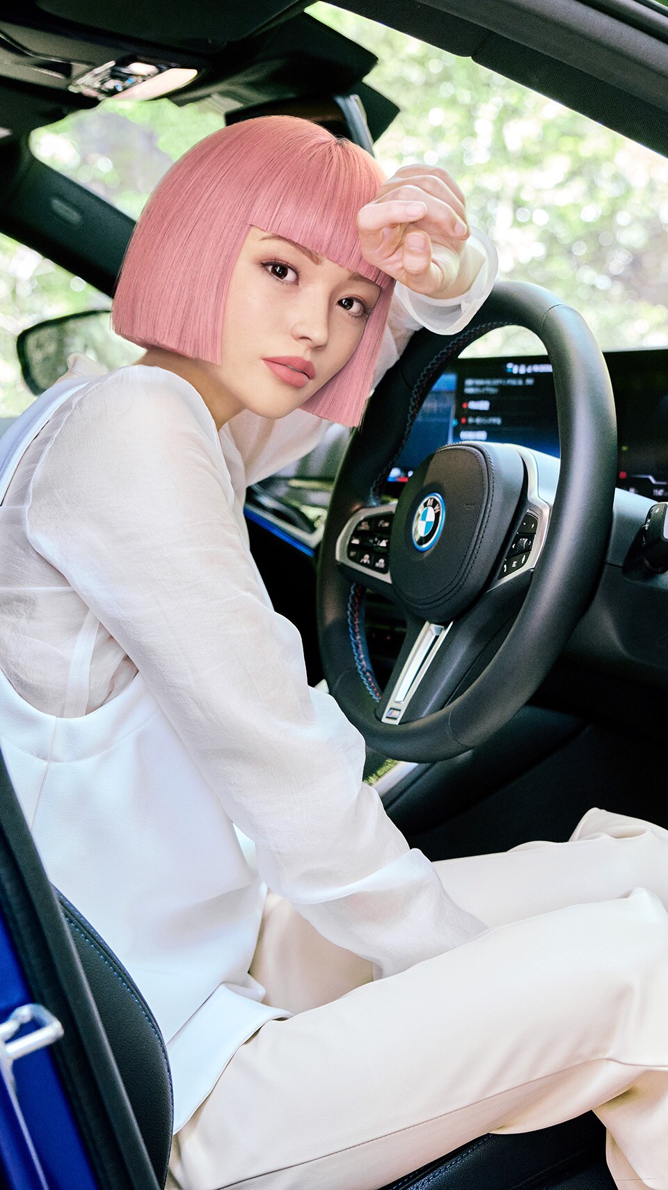 La modelo virtual Imma visita a Kenichi Sasakawa
