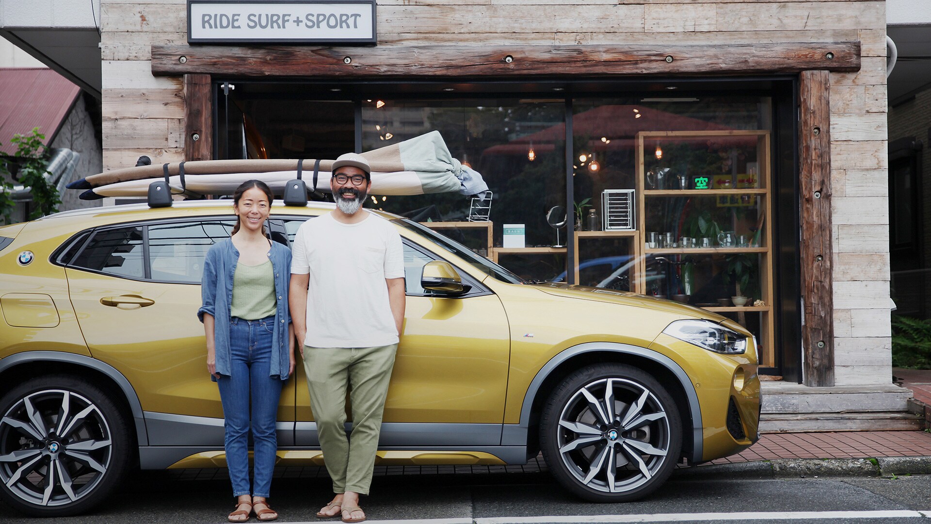 BMW X2にボードを載せて、湘南の海から始まるふたりの一日。