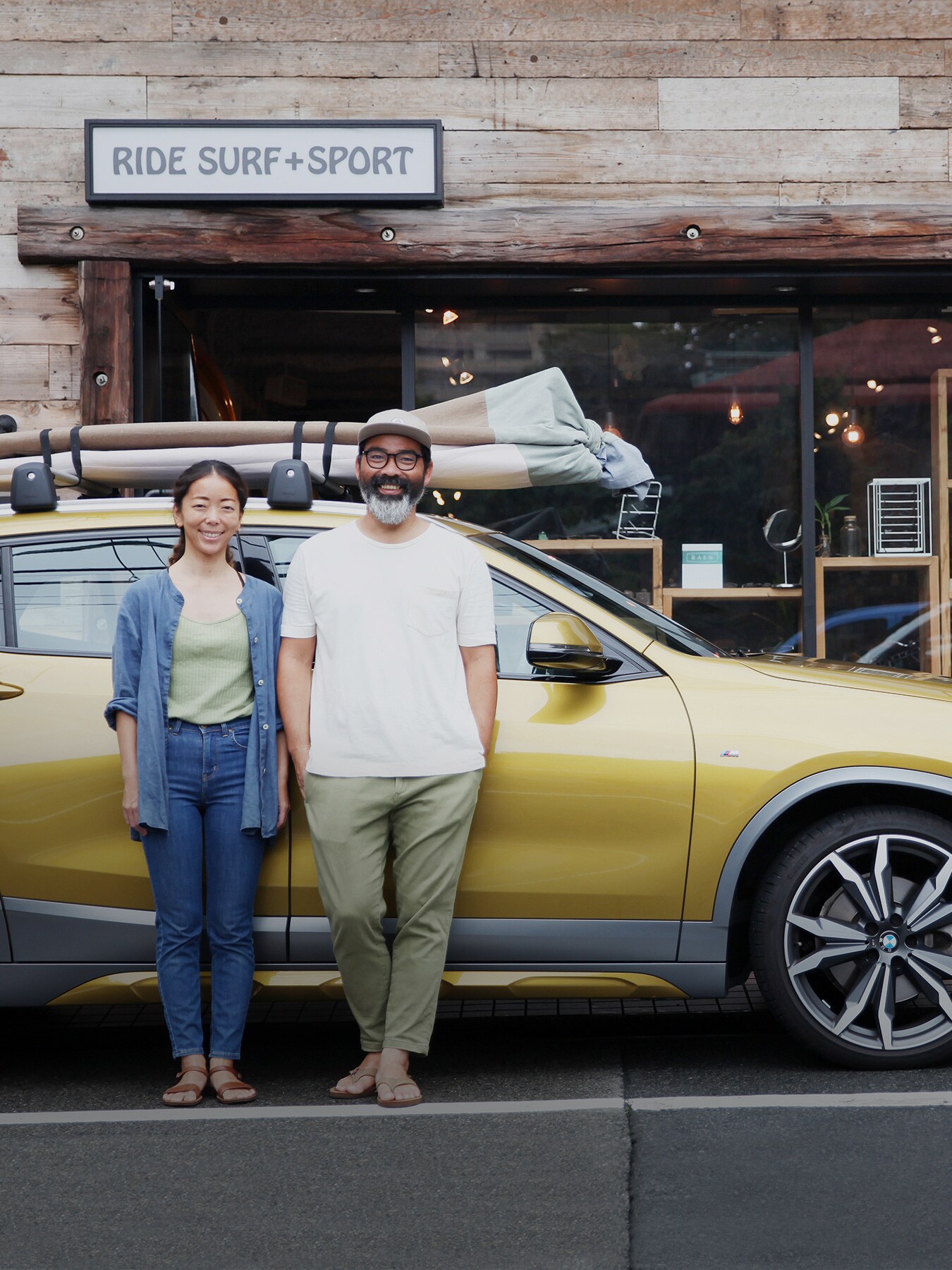BMW X2にボードを載せて、湘南の海から始まるふたりの一日。
