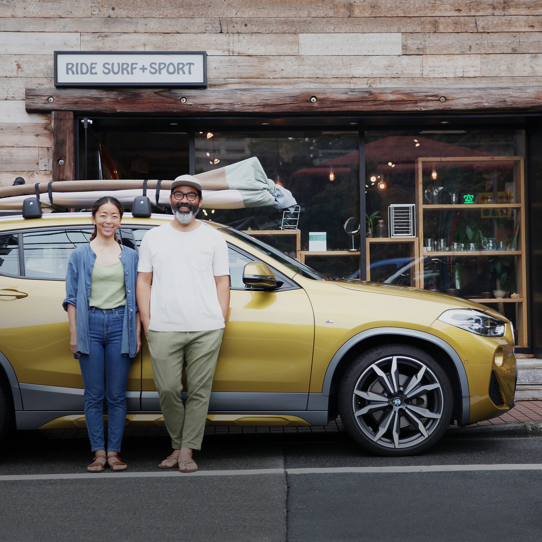 BMW X2にボードを載せて、湘南の海から始まるふたりの一日。
