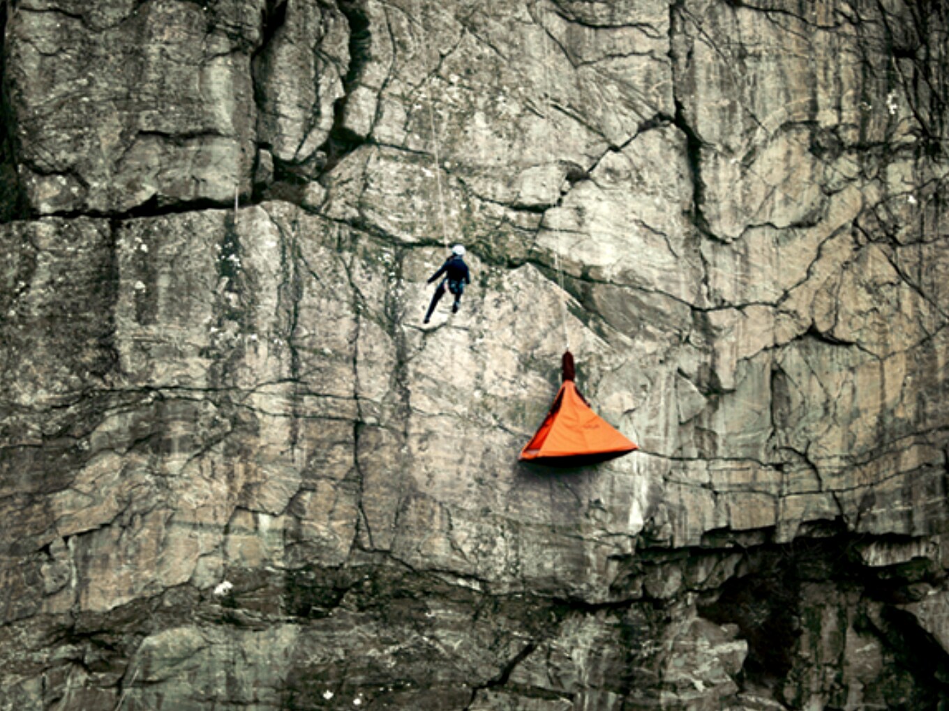 Extremklettern mit Zelt an Steilwand